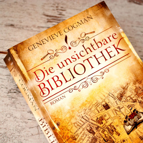 Die unsichtbare Bibliothek Buch auf Holz liegend