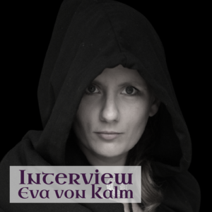 Schwarzweiß Porträt von Eva von Kalm, dunkel gehalten; ihr Gesicht ist unter einer schwarzen Kapuze. Titel: Interview Eva von Kalm