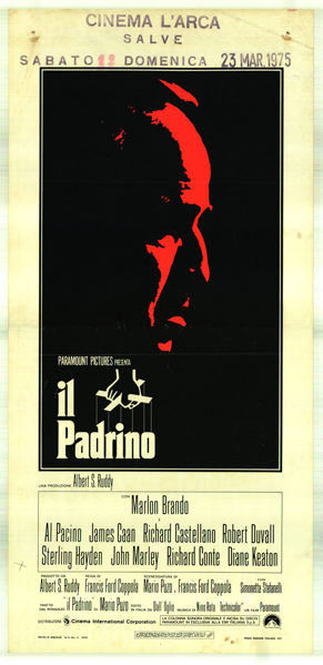 Filmplakat "Il Padrino" 1972, zeigt Marlon Brando als "den Paten" im seitlichen Profil in rot vor schwarzem Hintergrund.