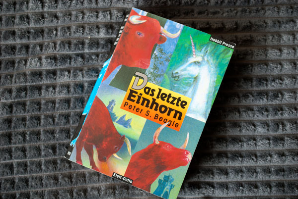Das letzte Einhorn von Peter S. Beagle. Buch von oben fotografiert auf dunklem Untergrund