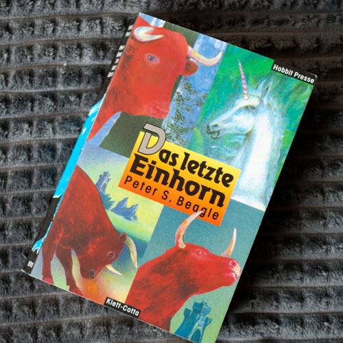 Buch: Das letzte Einhorn von Peter S. Beagle auf grauem Untergrund