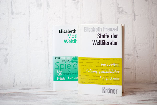 "Stoffe der Weltliteratur" und "Motive der Weltliteratur" von Elisabeth Frenzel, Bücher vor weißem Hintergrund fotografiert