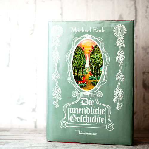 Michael Ende Die Unendliche Geschichte Buch aufrecht stehend