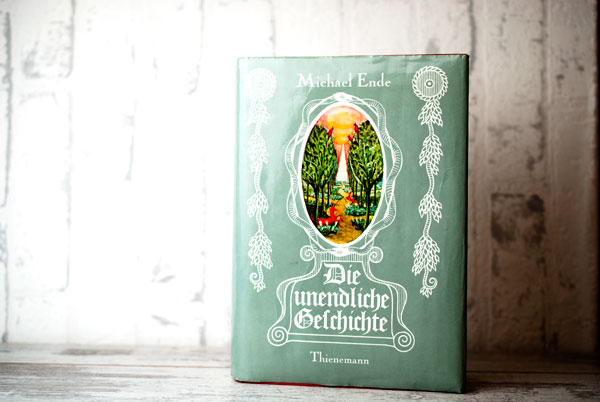Michael Ende Die Unendliche Geschichte Buch aufrecht stehend