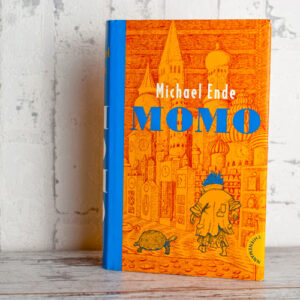 Buch: Momo von Michael Ende, aufrecht stehend vor weißem Hintergrund fotografiert