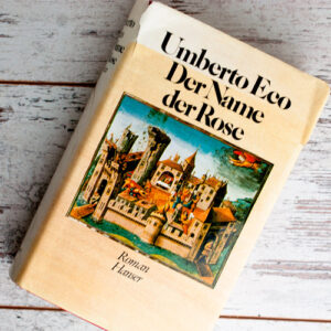 Der Name der Rose Umberto Eco. Buch liegend auf weißem Untergrund