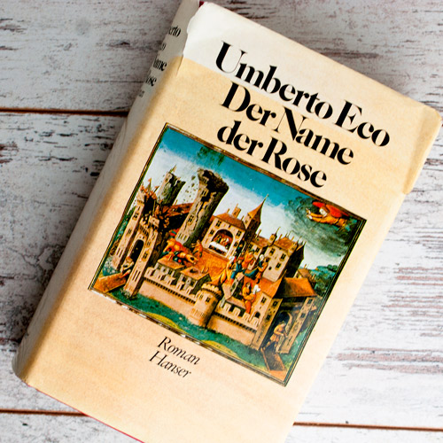 Der Name der Rose Umberto Eco. Buch liegend auf weißem Untergrund