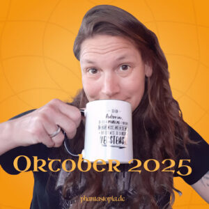 Oktober Rückschau Titelbild Blogeintrag mit Sonja Tornefeld und Kaffeetasse vor gelbem Untergrund