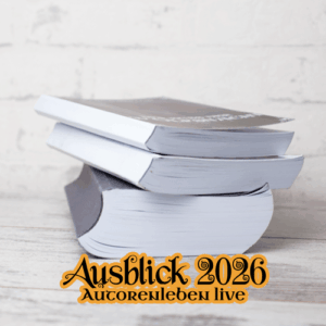 Blogtitelbild zeigt drei aufeinander gestapelte Bücher und den Schriftzug "Ausblick 2026 - Autorenleben live". Bei den Büchern handelt es sich um Probelesen-Drucke