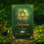 Die Kalimba der Zeit von C.F. Storms: Buchcover in Grüntönen vor einem Wald-Hintergrund mit Reh und Hase links und Wölfen rechts. Das Cover zeigt ein dreieckiges, goldenes Zeichen auf grünem Untergrund und in goldener Schrift den Titel.