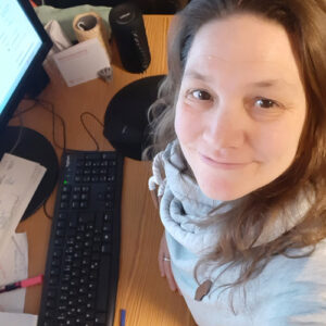 Selfie Sonja Tornefeld, von oben am Schreibtisch fotografiert. Müde Autorin ^^