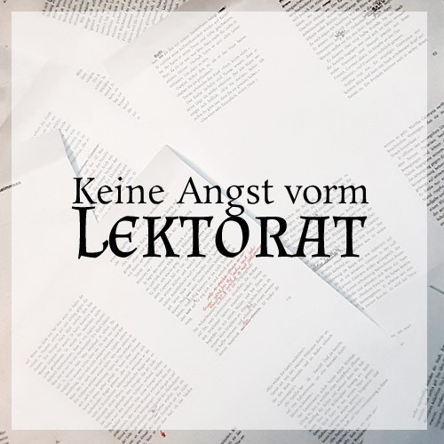 Keine Angst vorm Lektorat Blogtitelgrafik. Im Hintergrund ein Haufen Papiere, darüber weißes Overlay plus Schrift: Keine Angst vorm Lektorat