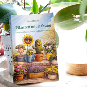 Pflanzen mit Haltung von Timo Hörske: Buch lehnt an einen Blumentopf auf einer Fensterbank, rechts ragt ein Blatt ins Bild. Das Buchcover zeigt comichafte Pflanzen, Titel und Autor