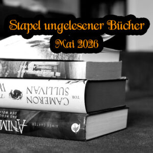 Schwarz-Weiß-Bild eines Bücherstapels, darüber die Schrift: Stapel ungelesener Bücher Mai 2026