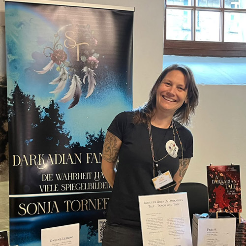 Fürstenbuch Messestand mit Autorin Sonja Tornefeld vor ihrem Banner
