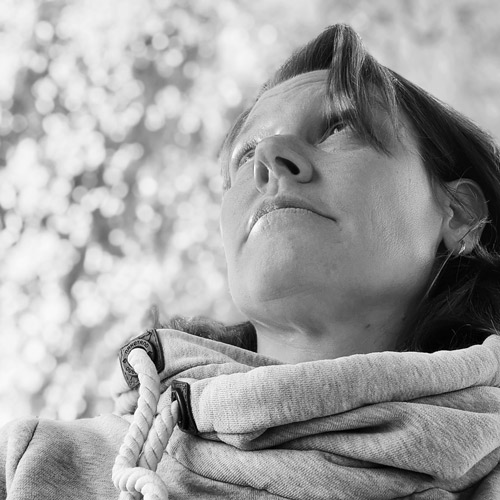 Porträt Sonja Tornefeld in schwarzweiß - von unten fotografiert